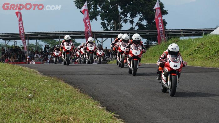 Kelas Astra Honda Racing School (AHRS) menggunakan Honda NSF100