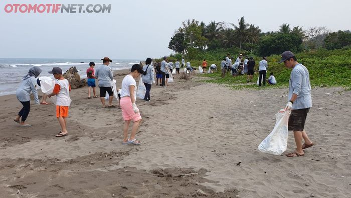 Land Rover Club Indonesia Gelar Mini Touring ke Anyer, ada aksi bersih-bersih di pinggir pantai