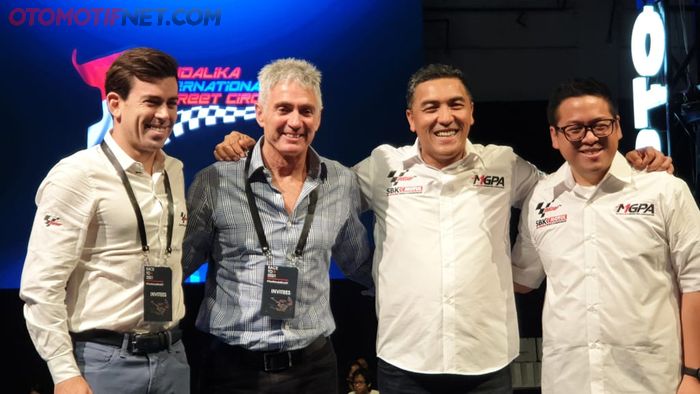 Dalam acara yang berlangsung di Plaza Indonesia Sabtu (23/11) ini dihadiri oleh: (Ki-ka) Carlos Ezpelata selaku Sporting Director Dorna, Mick Doohan selaku pembalap legendaris MotoGP, Abdulbar M. Mansoer selaku Direktur Utama Indonesia Tourism Development Corporation (ITDC) dan Ricky Baheramsjah selaku Head of Investment and Marketing ITDC