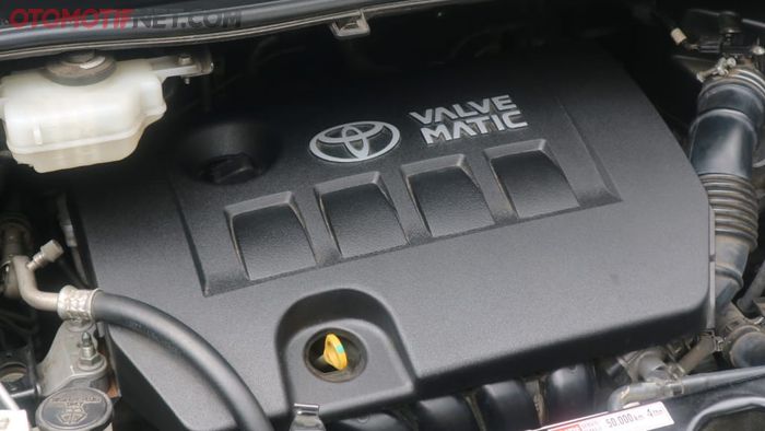 Eddy menambahkan engine cover OEM Toyota agar terlihat lebih &lsquo;clean&rsquo;