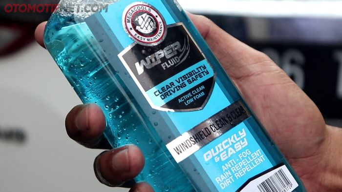 Megacools Wiper Fluid saat diuji di kaca depan bagian kanan