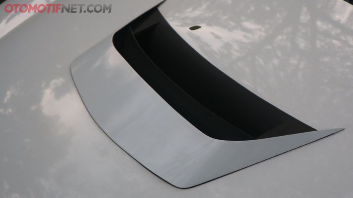 Kap mesin Volkswagen Golf dicoak, tujuannya agar panas mesin bisa cepat keluar