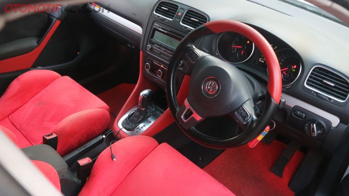 Jok Recaro merah copotan dari Integra DC5 angkat kesan sporty di Volkswagen Golf 