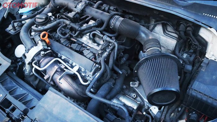 Mesin Volkswagen Golf tak banyak oprekan, hanya ganti filter udara model open dan posisi aki yang dipindah ke bagasi