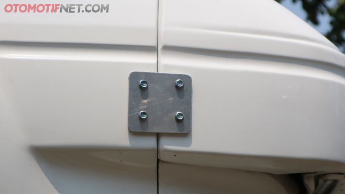 Bracket ini hanya aksesori, tak sampai melubangi bagian bodi Toyota MR2