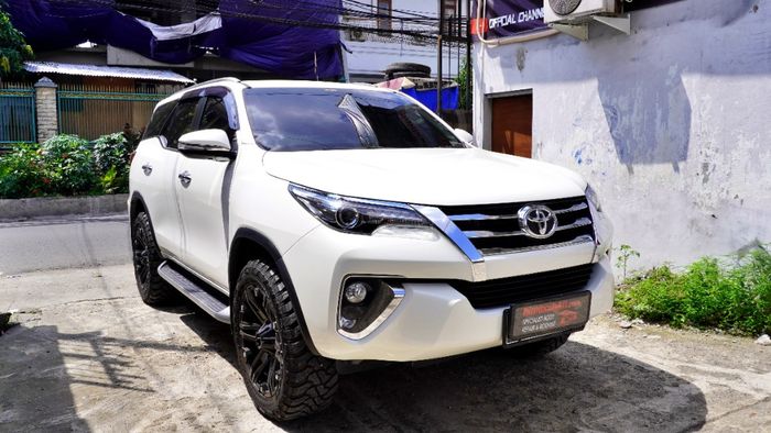 Toyota Fortuner sebelum diupgrade ke model Legender di Bian Bodykit