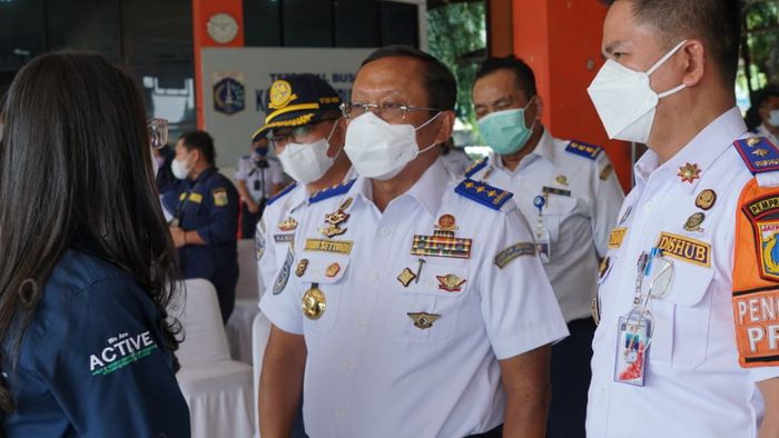 Ditjen Perhubungan Darat saat hadiri pembagian alat kesehatan di Terminal Kampung Rambutan