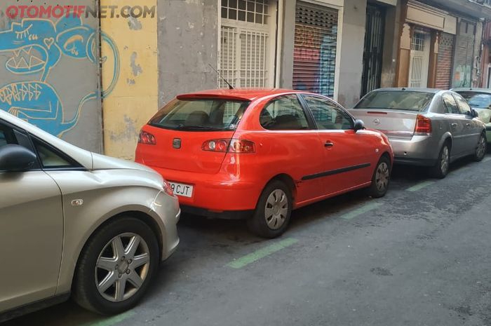 Begini kondisi parkir di pinggir jalan di Madrid, paralel dan ketat banget!
