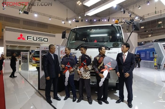 Mitsubishi Colt Diesel Sebanyak 14 Unit Diberikan Kepada SMK se-Indonesia, Guru dan Murid Diberi Pelatihan Bersertifikat