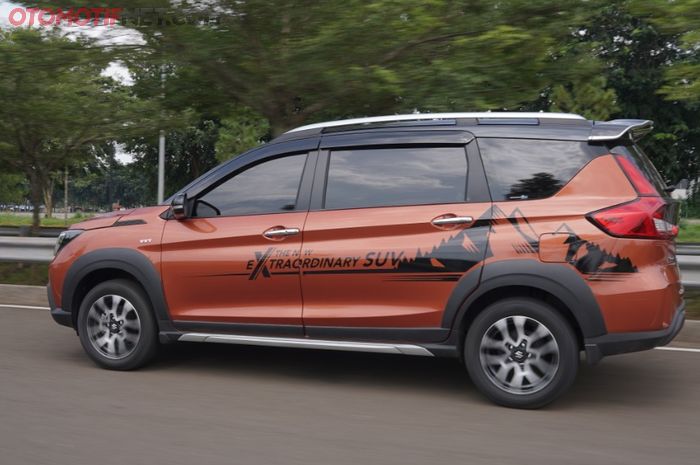 Ilustrasi. Suzuki XL-7 sedang Melaju di Kecepatan Tinggi