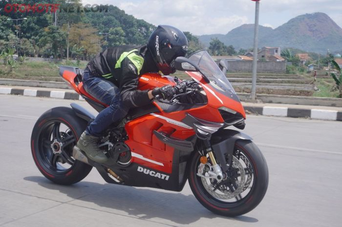 Ducati Superleggera V4 punya tenaga maksimal sampai 224 dk dengan mesin yang ringan