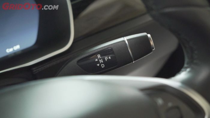 Tuas persneling Tesla Model S mirip mobil-mobil Mercedes-Benz