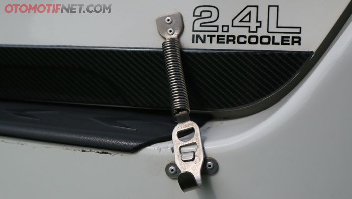 Banyak sekali printilan aksesori dipasang disini, tapi yang gokil adalah semuanya ditanam di bodi alias dibaut 