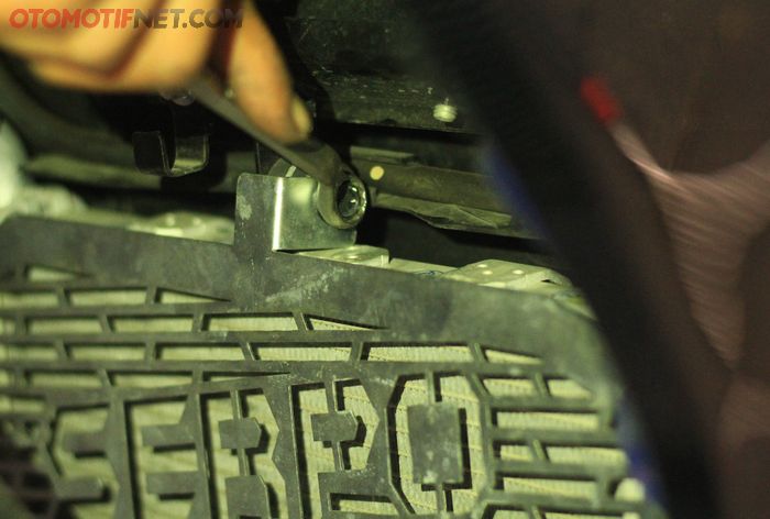 Pasang cover radiator Yamaha XMAX ini yang pengikatnya menyatu dengan pegangan atas radiator pakai kunci 10