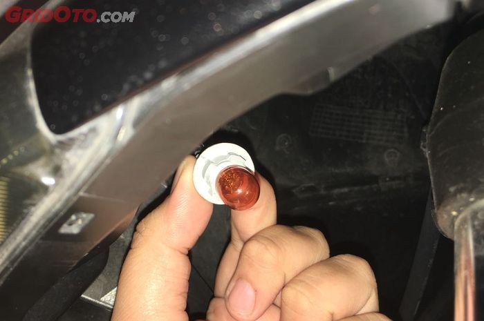 Cara Ganti Bohlam Lampu Sein Depan Nmax Enggak Perlu Kunci Gridoto Com