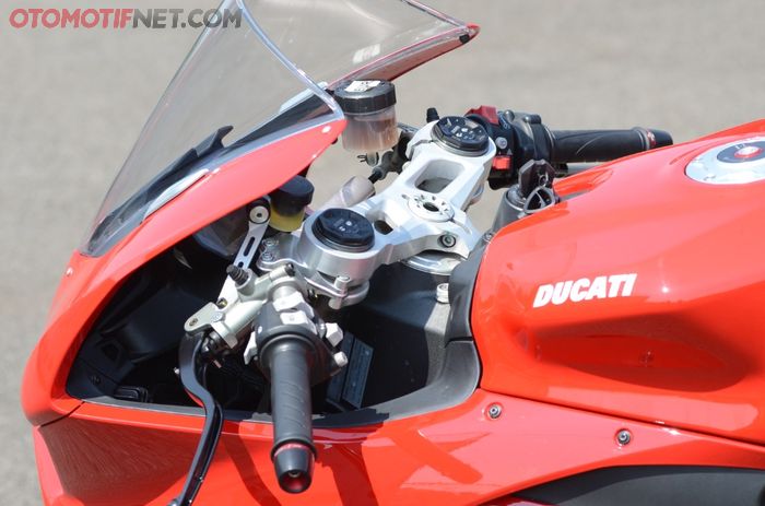 Kedua setang Ducati Panigale V2 punya letak di bawah segitiga, bikin pengendaranya sangat merunduk