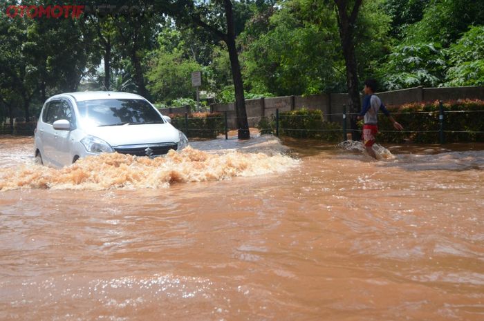 Ilustrasi mobil terkena banjir