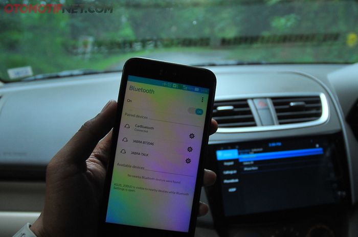 Bluetooth. Koneksi ini yang pertama menggunakan teknologi nirkabel untuk transfer data yang berukuran besar, setelah sebelumnya ada teknologi infrared sebagai media transfer data. 