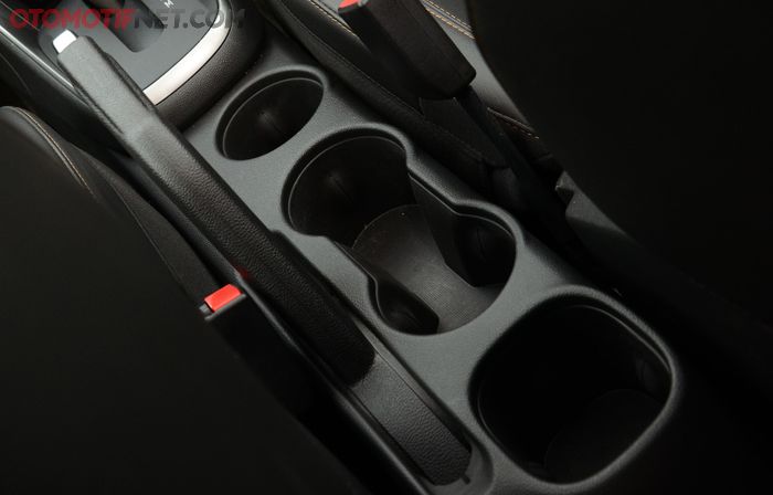All New Chevrolet Trax LTZdilengkapi  4 cup holder di bagian tengah