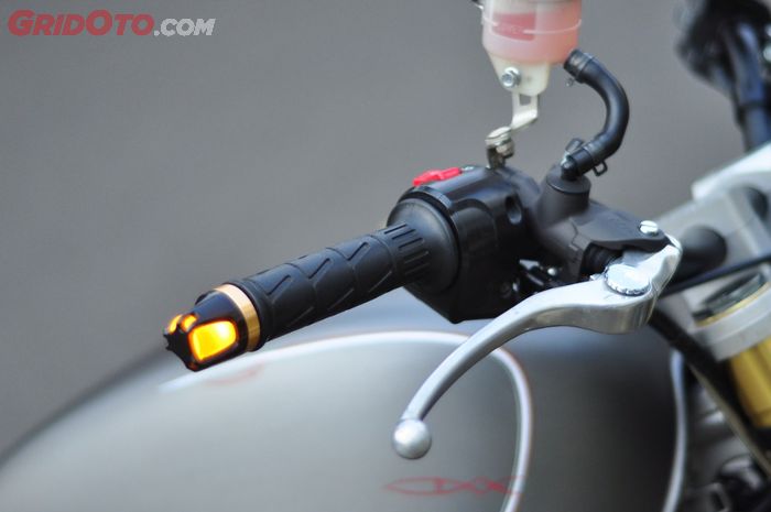 Lampu seinnya di ujung setang, keren 