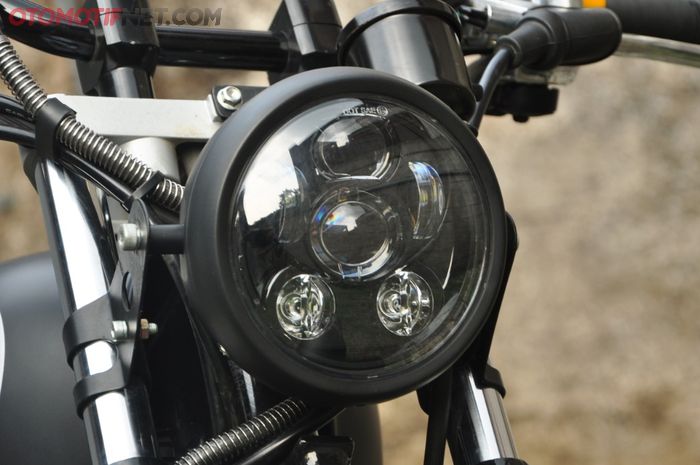Headlamp LED Daymaker 5,75 inci bertengger manis di Benelli Patagonian Eagle, opsi lain bisa pakai lampu halogen