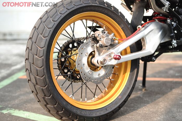 Swing arm yang berkelas dari Aprilia RXV nongkrong di Honda CRF150L