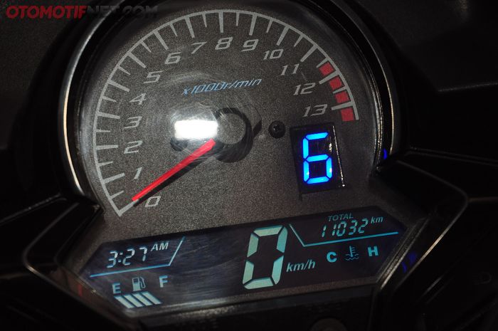 Pemasangan di dalam spidometer Honda CBR150R jadi lebih rapi