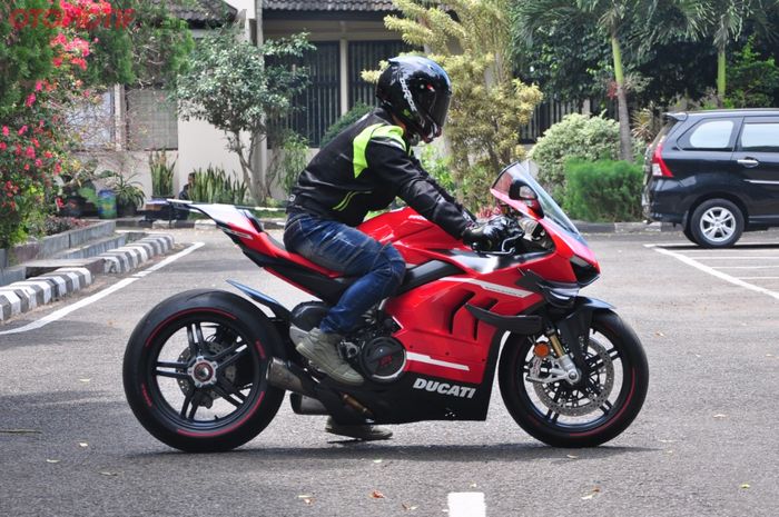 Riding position Ducati Superleggera V4 sangat racy merunduk