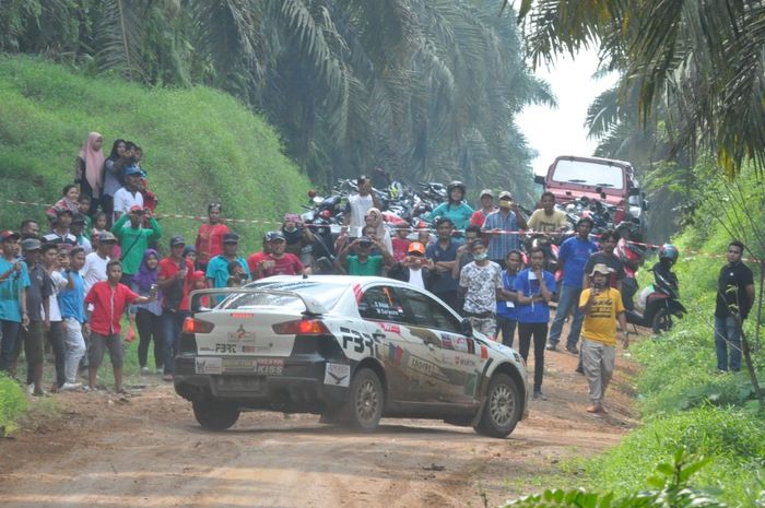 Posisi penonton di ujung lintasan sangat berbahaya