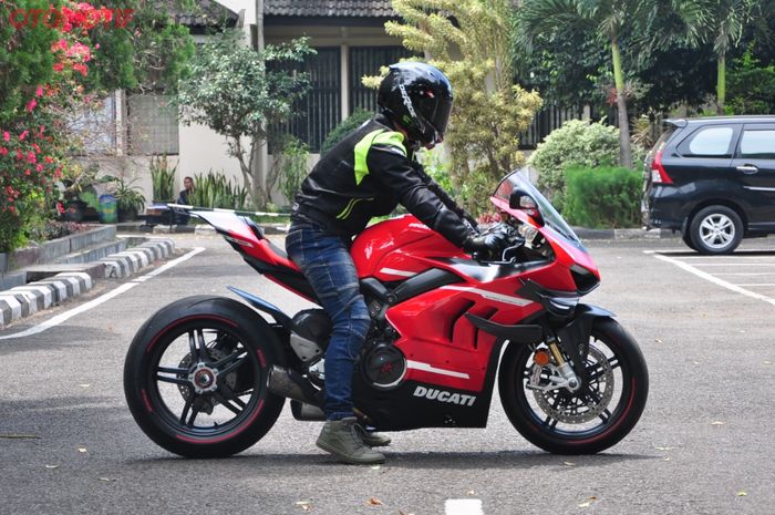 Jok Ducati Superleggera V4 tergolong tinggi untuk postur 170 cm, setang rendah auto nunduk