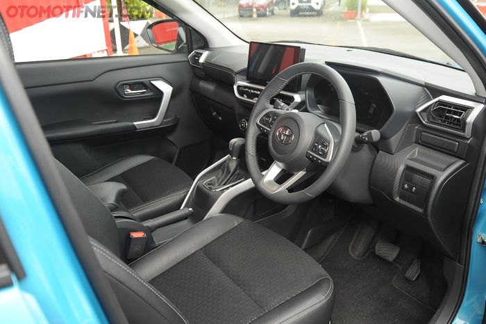 Interior Toyota Raize GR Sport CVT TSS