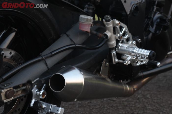Perangkat gas buang custom berbahan stainless steel di Kawasaki Ninja 250R