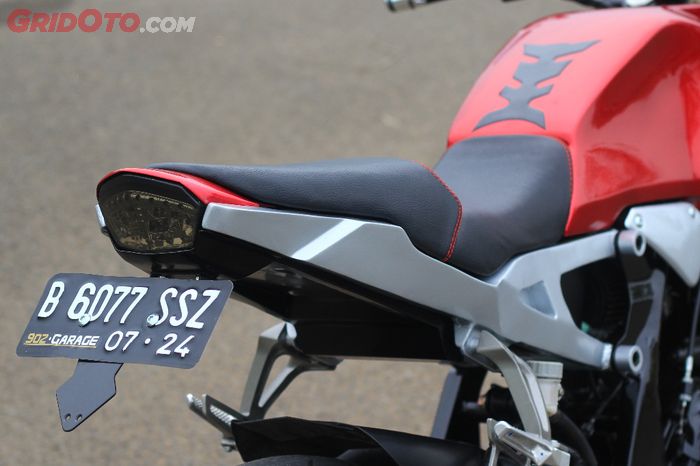 Bodi belakang Kawasaki Ninja 250 custom dikombinasi dengan lampu LED 3 in 1