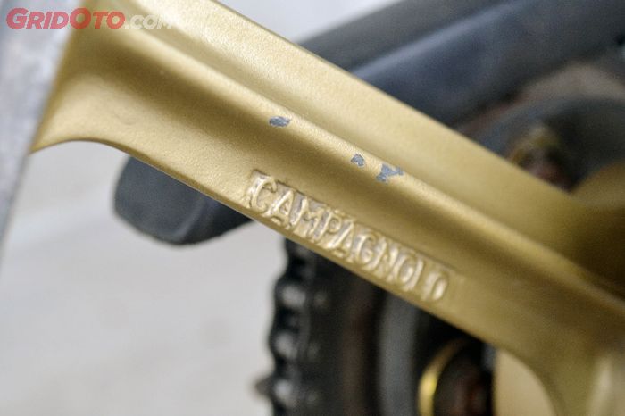Pelek racing eks GP bike merek Campagnolo berbahan magnesium, plus disc brake nempel di Suzuki RGR