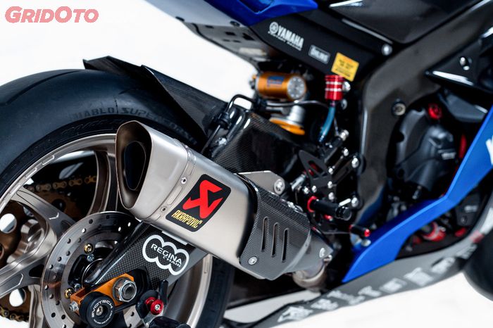 Raungan mesin Yamaha R6 ini dimaksimalkan dengan knalpot Akrapovic 