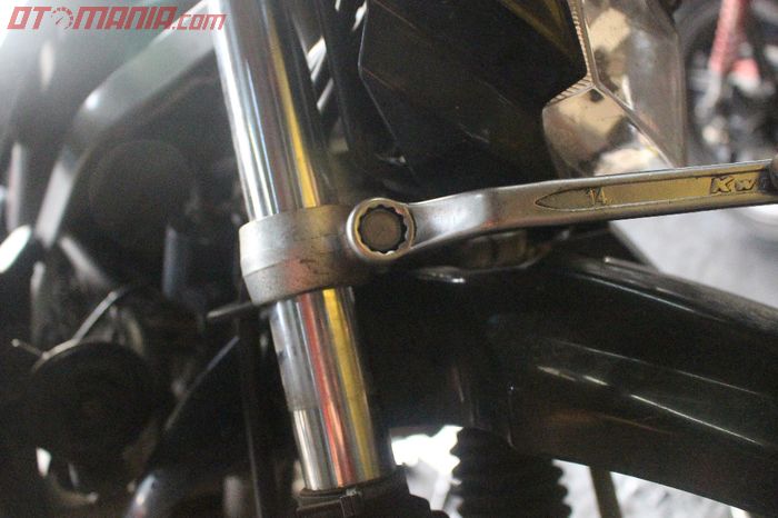 Berikutnya tinggal menurunkan as sokbreker Kawasaki KLX 150S, dengan mengendurkan baut segita atas dan bawah kunci sok 10 dan ring 12