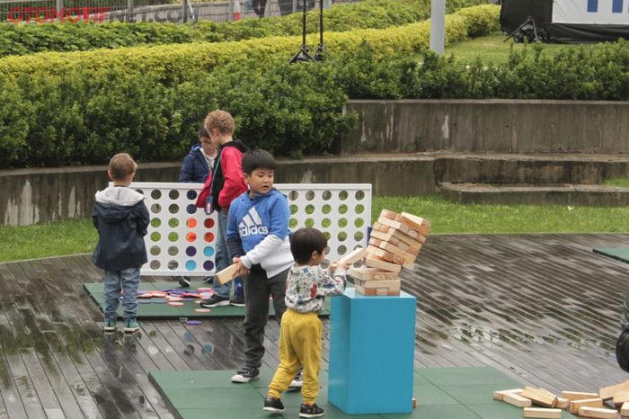 Zona mainan anak terbuat dari bahan daur ulang