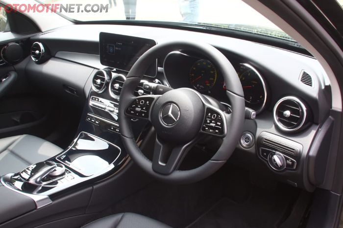 Mercedes-Benz C 180 ini dilengkapi fitur terbaru, layar instrumen full digital 12,3 inci, Touch Sensitive Control pada lingkar kemudinya, fitur konektivitas Apple Car Play dan Android