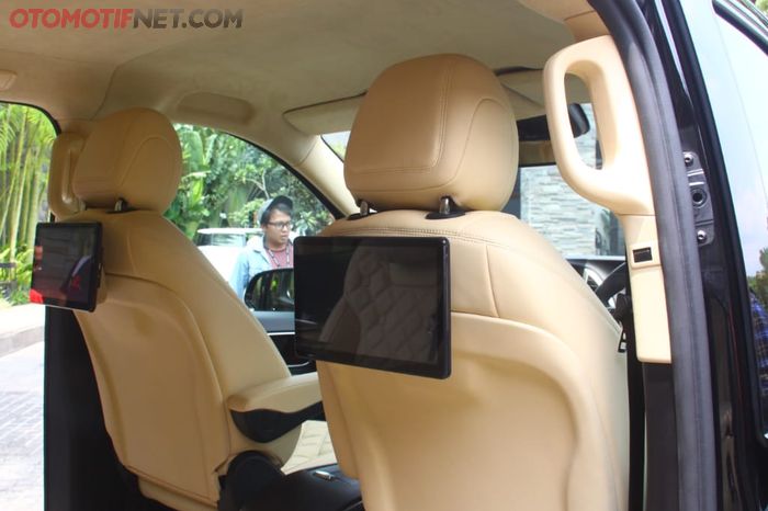 Terdapat dua layar android di headrest untuk penumpang belakang