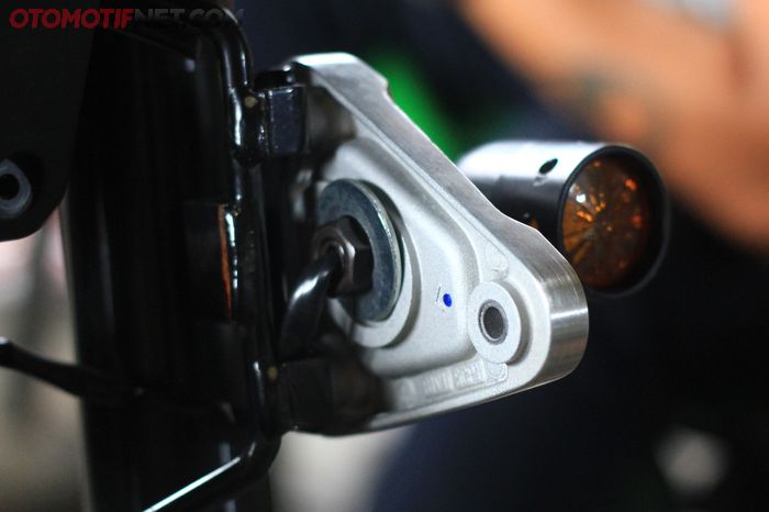 Bagian tangkai sein aftermarket perlu ditambah ring karena dudukan sein Yamaha XSR155 sangat lebar