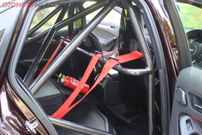 Rollbar carbon di Audi A4, idenya gokil!