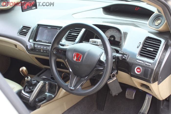 Interior Honda Civic ini juga ada aroma J's Racing di cover setir nih!
