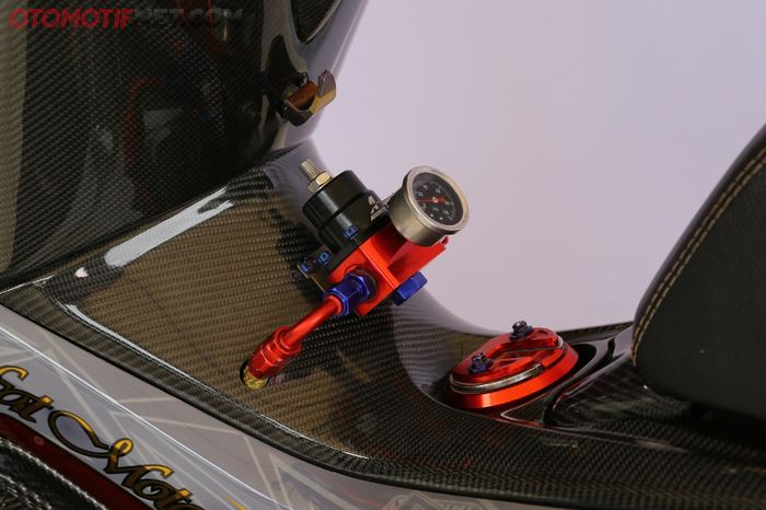FPR dipasang di bodi tengah Yamaha NMAX untuk memantau tekanan bensin
