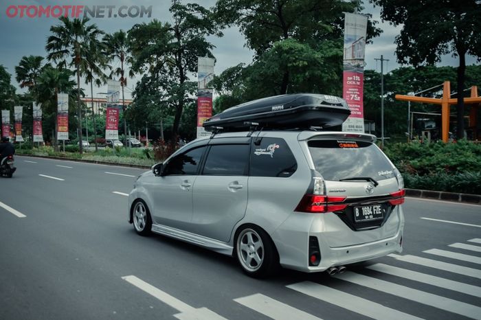 Yang tidak plug and play hanya trunk lid sama reflektor di pintu bagasi Toyota Avanza karena lubang bautnya beda.