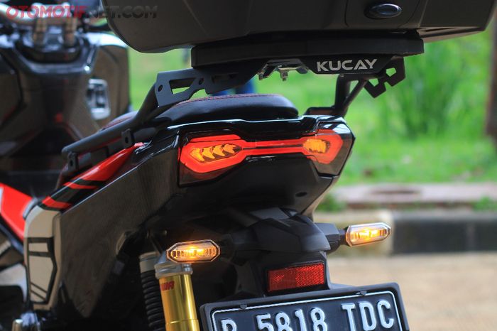 Lampu belakang bawaan Honda ADV 150 kini menggunakan JPA dengan bentuk yang lebih menarik