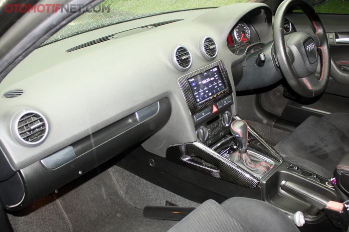 Interior Audi A3 berbalut suede dan panel karbon