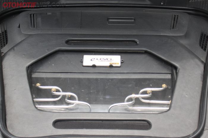 Piranti airsus diletakkan di bagasi depan Porsche Cayman