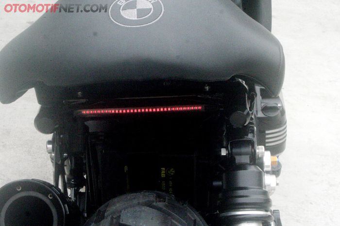Di buritan BMW K1100LT terpasang lampu rem LED tipis, sekilas tak ada