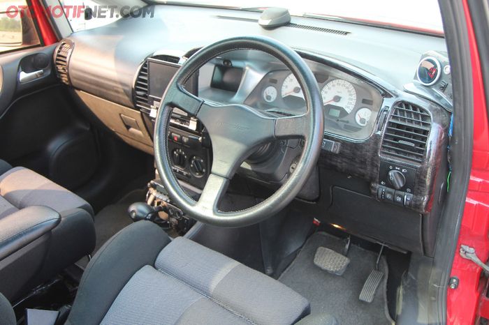 Interior Chevrolet Zafira pakai setir Irmscher dan spidometer OPC
