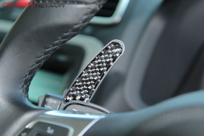 Interior VW Scirocco hanya pasang paddle shift carbon